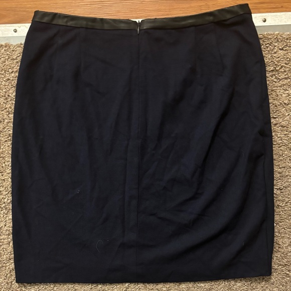 Ann Taylor Woman 8 Elegant Navy Wrap Skirt Black LeatherTrim Excellent Like New - Picture 7 of 9